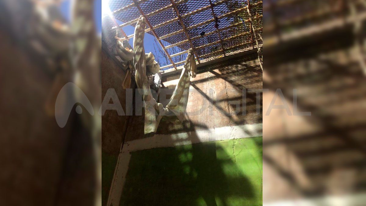 El interior de la celda de la cual escaparon los detenidos de la comisaría 24° de Granadero Baigorria. El interior de la celda de la cual escaparon los detenidos de la comisaría 24° de Granadero Baigorria.