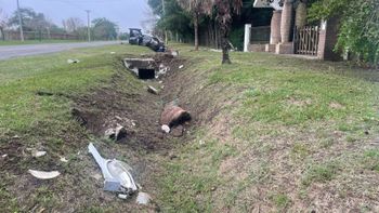 Accidente en la Ruta 11: perdió el control del auto, chocó un poste y terminó en un zanjón