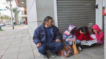 Quedó viudo y con tres hijas: pasan las tardes frente a un banco pidiendo ayuda para llegar a fin de mes