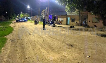 Según el relato de testigos, dos personas que circulaban en moto dispararon y huyeron del lugar. Según el relato de testigos, dos personas que circulaban en moto dispararon y huyeron del lugar.