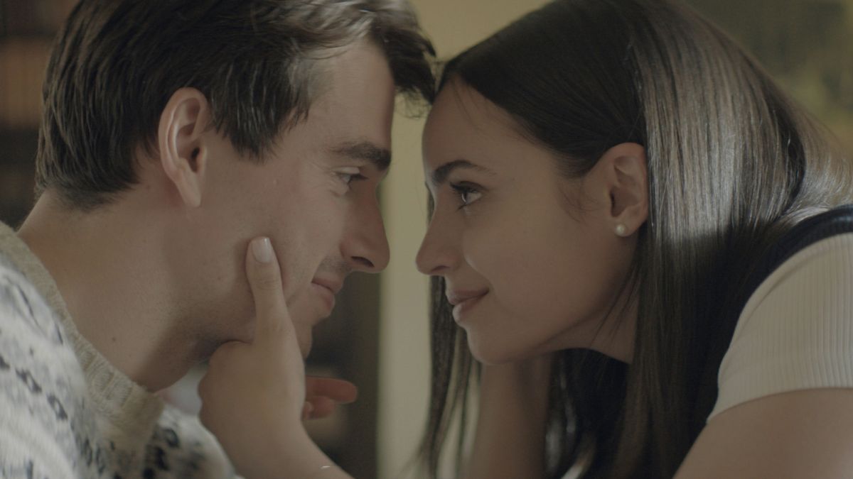 La nueva romcom de Netflix promete enamorar a fanáticos de las historias con acento británico. La nueva romcom de Netflix promete enamorar a fanáticos de las historias con acento británico.