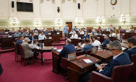 Las comisiones de Asuntos Constitucionales de ambas cámaras legislativas empezaron a debatir los principales cambios que podría sufrir la Carta Magna santafesina. Las comisiones de Asuntos Constitucionales de ambas cámaras legislativas empezaron a debatir los principales cambios que podría sufrir la Carta Magna santafesina.