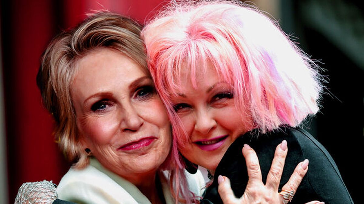 Jane Lynch y Cyndi Lauper trabajarán juntas en una serie para Netflix