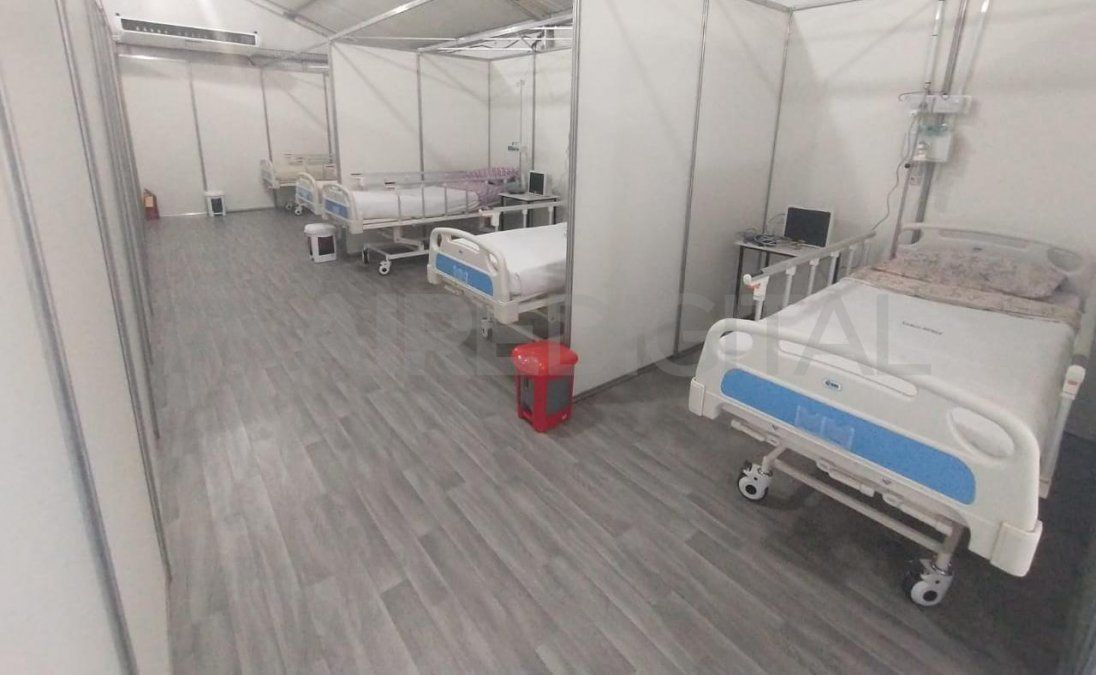 Las camas sanitarias de la carpa con monitoreo de tensión arterial no invasiva, oximetría de pulso, oxígeno central y servicios de atención de enfermería.