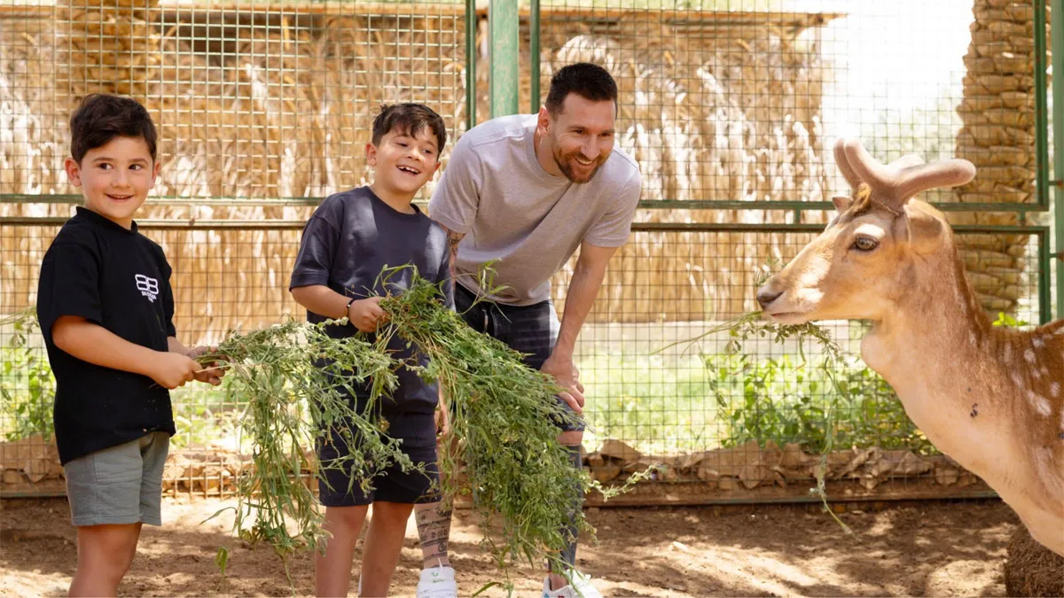 Lione Messi junto a sus hijos en Arabia Saudita.