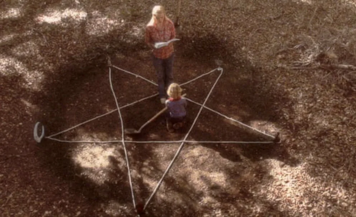 La pareja de hermanos protagonistas de Antrum haciendo un ritual para abrir las puestas del infierno.