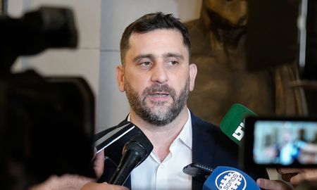 El diputado provincial Mariano Cuvertino se sumó a las voces empresariales y las cámaras del sector que cuestionan la medida anunciada el jueves por el gobierno nacional. El diputado provincial Mariano Cuvertino se sumó a las voces empresariales y las cámaras del sector que cuestionan la medida anunciada el jueves por el gobierno nacional.