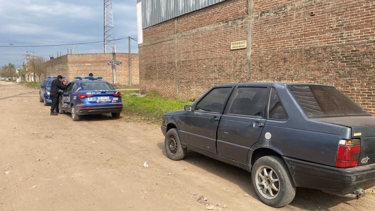 Encontraron tres autos abandonados en barrio Los Hornos de Santa Fe