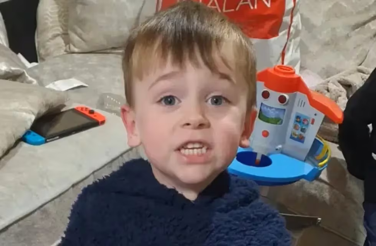 En Escocia, el pequeño Angus casi pierde la vida por tomar una bebida de frutillas con un ingrediente muy peligroso. En Escocia, el pequeño Angus casi pierde la vida por tomar una bebida de frutillas con un ingrediente muy peligroso.