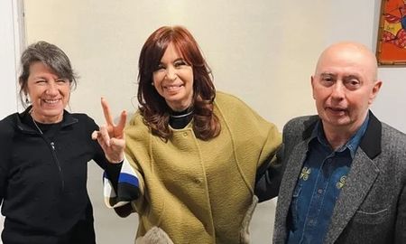 El diputado Máximo Kirchner difundió este domingo una foto inédita de su madre, la expresidenta Cristina Kirchner, y el Indio Solari, a poco de cumplirse tres años del intento de magnicidio.