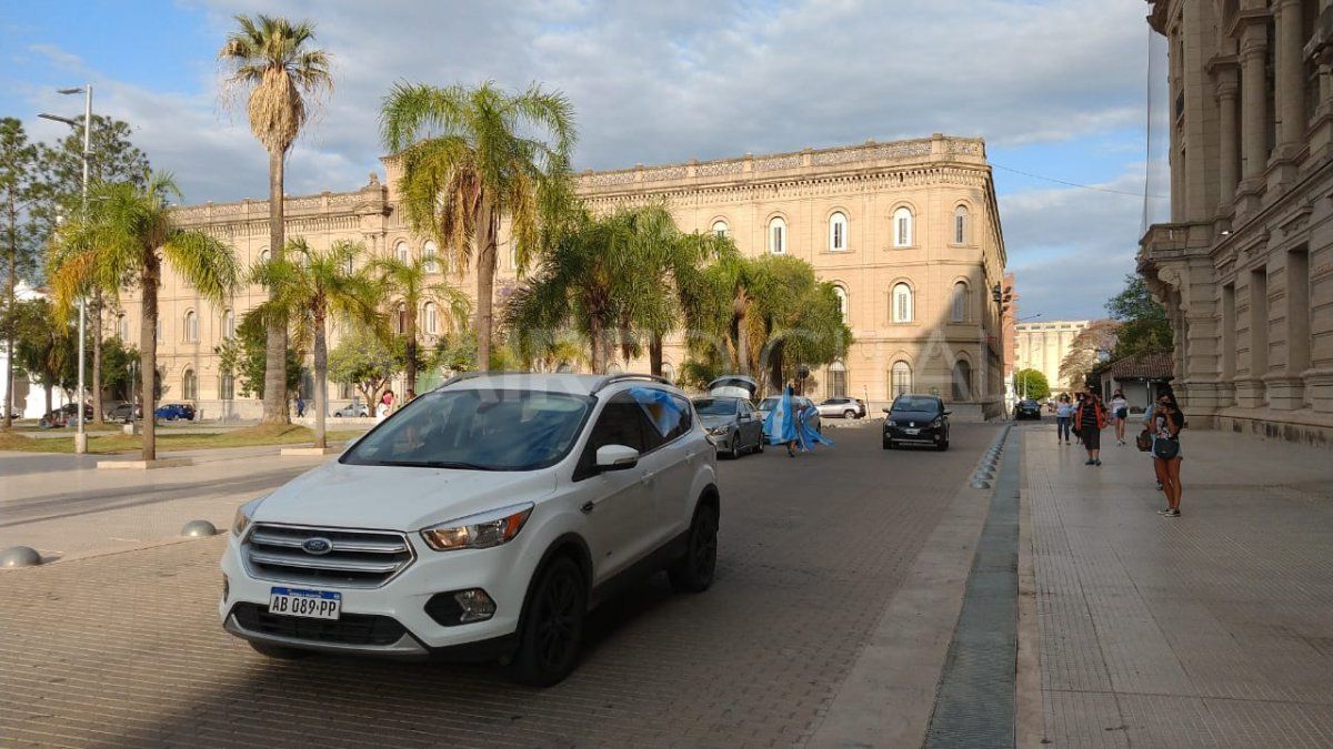 La caravana terminó su recorrido en la plaza 25 de Mayo de Santa Fe.