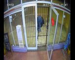 video: asi traspaso las rejas un ladron armado para robar en una panaderia video: asi traspaso las rejas un ladron armado para robar en una panaderia