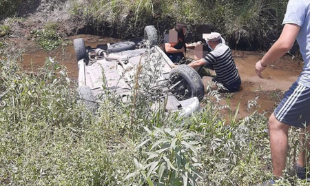 La mujer y su hija lograron salvar de milagro su vida gracias al rápido accionar policial. La mujer y su hija lograron salvar de milagro su vida gracias al rápido accionar policial.