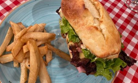 Sándwich de lomo con pan de mostaza, by Maru Botana. Sándwich de lomo con pan de mostaza, by Maru Botana.