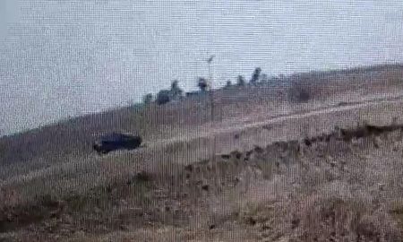 Las cámaras registraron el accionar del hombre que llegó hasta el campo en una camioneta negra, empezó un foco ígneo en la banquina y se retiró del lugar. Las cámaras registraron el accionar del hombre que llegó hasta el campo en una camioneta negra, empezó un foco ígneo en la banquina y se retiró del lugar.