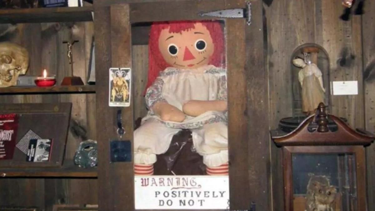 La muñeca real se conserva en una caja de madera bendecida con una carta del tarot El Diablo pegada en el cristal.