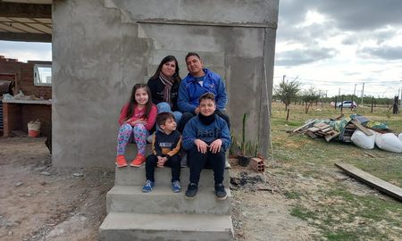Martín y Melina en la casa que construyeron con un crédito Procrear en Arroyo Leyes. Martín y Melina en la casa que construyeron con un crédito Procrear en Arroyo Leyes.