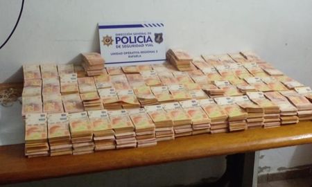 En el marco del operativo, se detuvo a un vehículo que circulaba por la zona del Peaje de San Vicente y se advirtió que en una caja había más de 27 millones de pesos. En el marco del operativo, se detuvo a un vehículo que circulaba por la zona del Peaje de San Vicente y se advirtió que en una caja había más de 27 millones de pesos.