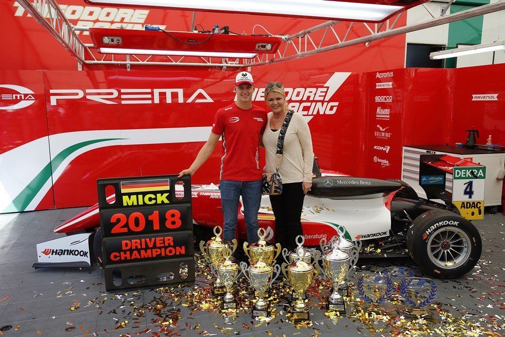 En 2018, Mick conquistó el Campeonato Europeo de la Fórmula 3 con un Dallara-Mercedes del equipo italiano Prema. Sumó 365 puntos, y fue escoltado por el británico Dan Ticktum (Motopark Academy), con 308. En la foto está con su madre, Corinna.