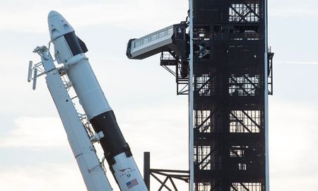 El lanzamiento de la nave espacial Crew Dragon de la compañía SpaceX sobre el cohete Falcon 9 que se iba a realizar esta tarde quedó pospuesto para el sábado por malas condiciones climáticas. El lanzamiento de la nave espacial Crew Dragon de la compañía SpaceX sobre el cohete Falcon 9 que se iba a realizar esta tarde quedó pospuesto para el sábado por malas condiciones climáticas.