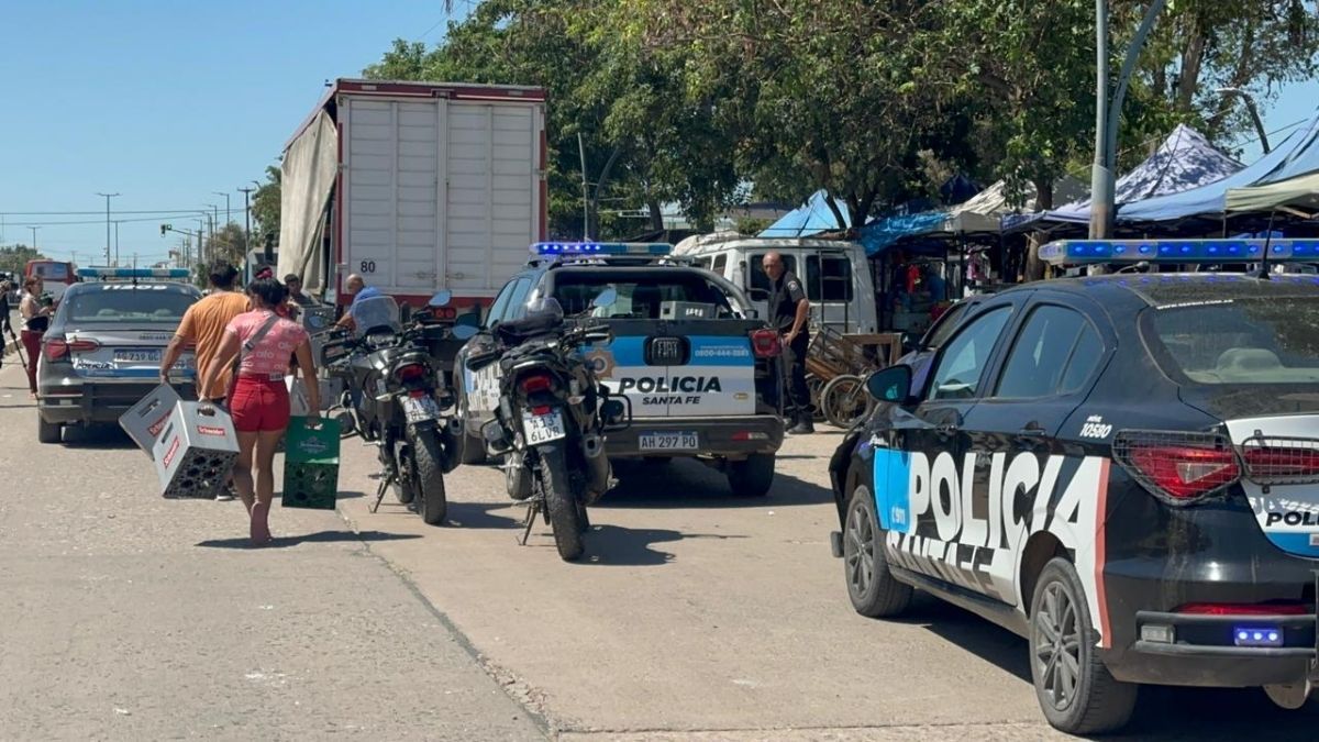 Se desprendi&oacute; una lona y se volc&oacute; parte de la carga en Avenida Blas Parera. Algunas personas intentaron robar cervezas.