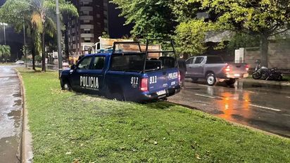 En pleno temporal se enterró una camioneta de la policía en un cantero de la costanera santafesina