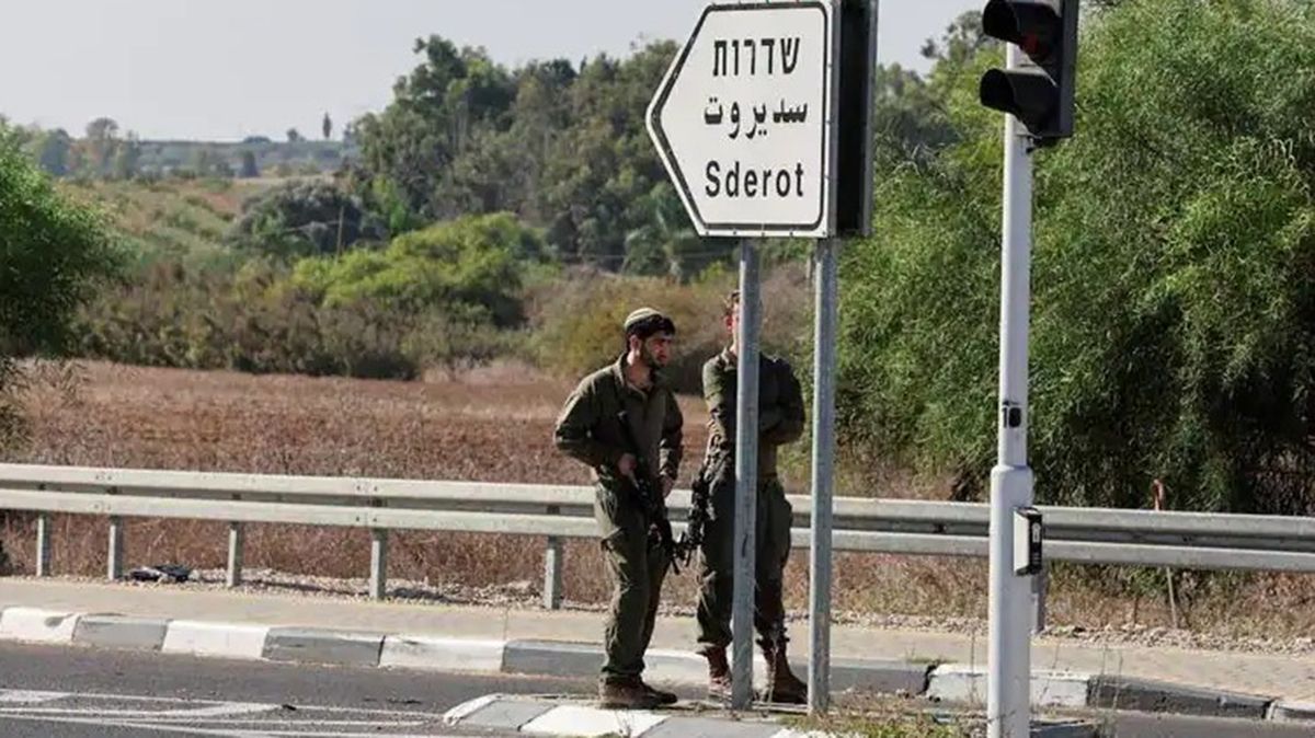 Soldados israelíes en las afueras de Sderot