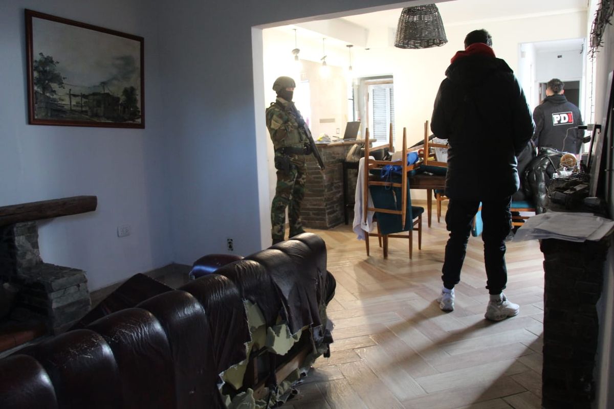 Policías e investigadores en la casa de uno de los imputados. Policías e investigadores en la casa de uno de los imputados.