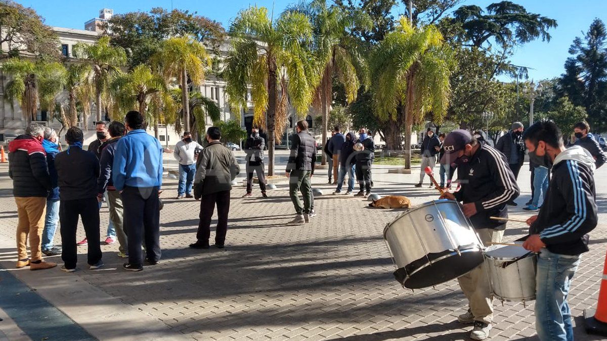 Trabajadores del f&uacute;tbol 5 se manifestaron en casa de gobierno pidiendo la reapertura de la actividad.