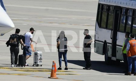 Lionel Messi arribó a Rosario para pasar Navidad pero Barcelona extendió su estadía para que se recupere de una molestia en el tobillo. Lionel Messi arribó a Rosario para pasar Navidad pero Barcelona extendió su estadía para que se recupere de una molestia en el tobillo.
