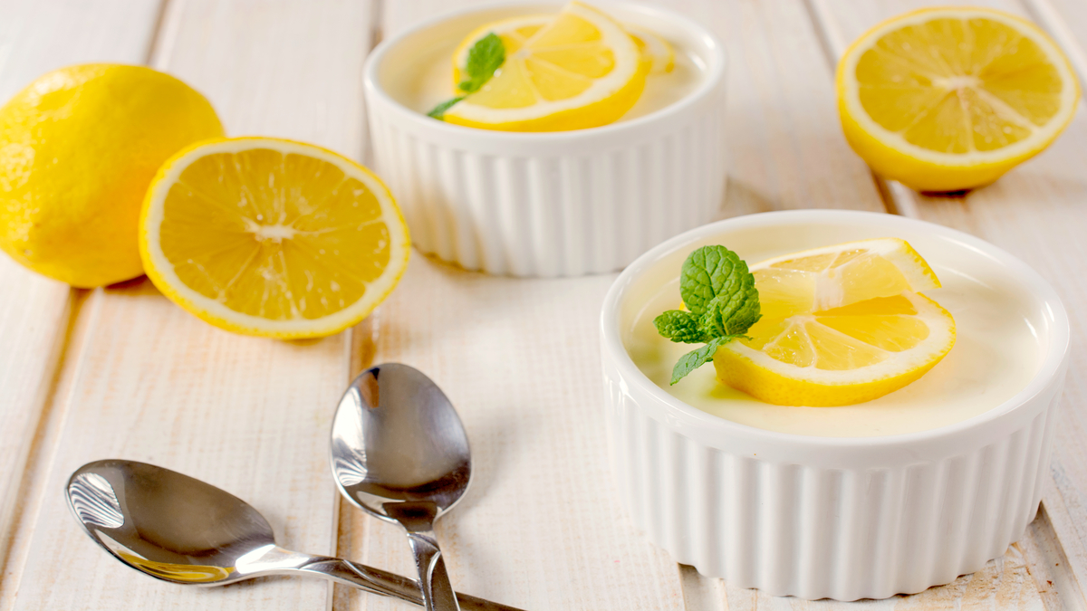 La panna cotta de limón es un postre rico y refrescante, perfecto para los días de mucho calor. La panna cotta de limón es un postre rico y refrescante, perfecto para los días de mucho calor.