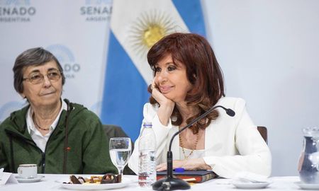 Conmovida, durante una reunión de unos 45 minutos que compartió a puertas cerradas con curas villeros en el Salón de las Provincias de la Cámara de Senadores, la Vicepresidenta dijo: Siento que estoy viva por Dios y por la Virgen. Conmovida, durante una reunión de unos 45 minutos que compartió a puertas cerradas con curas villeros en el Salón de las Provincias de la Cámara de Senadores, la Vicepresidenta dijo: Siento que estoy viva por Dios y por la Virgen.