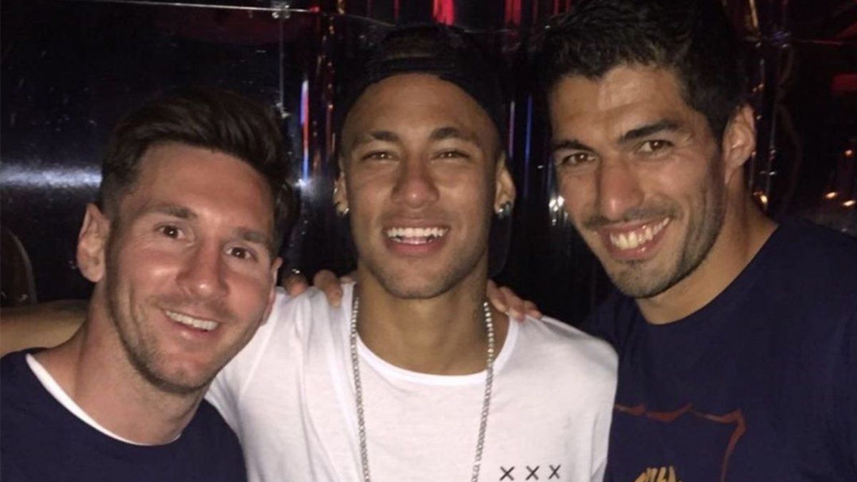 El uruguayo Luis Suárez respaldó a Lionel Messi y Neymar por los silbidos recibidos en Paris Saint-Germain