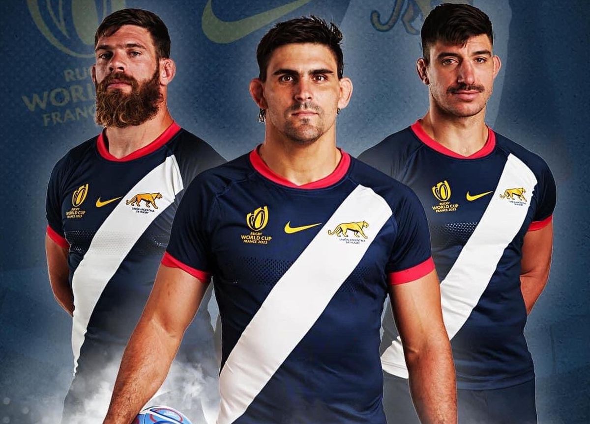 Los Pumas presentaron un modelo de camiseta alternativo inspirado en los Granaderos a Caballo.
