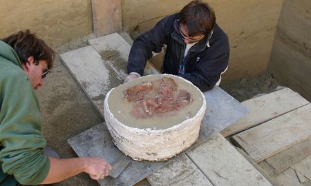 excavan una tumba de dos bebes y descubren algo insolito excavan una tumba de dos bebes y descubren algo insolito