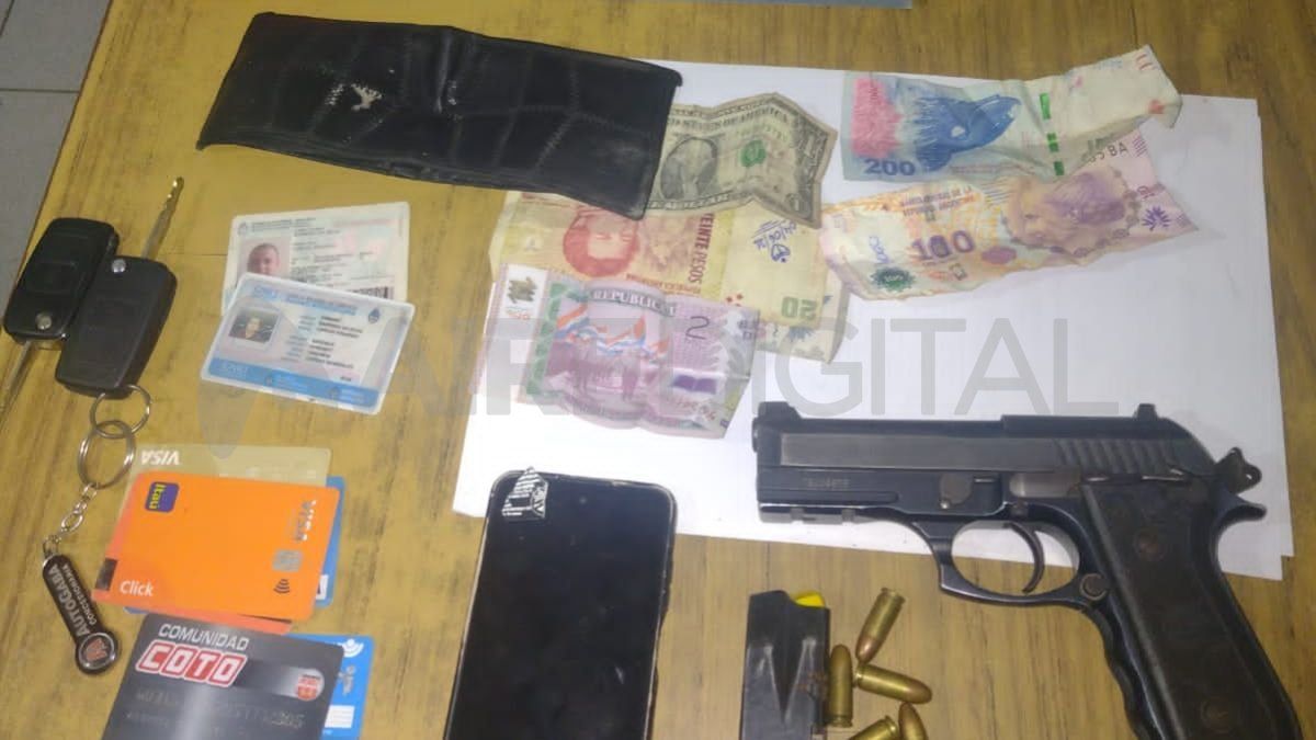 La policía incautó celulares, un arma, municiones y dinero en efectivo. La policía incautó celulares, un arma, municiones y dinero en efectivo.