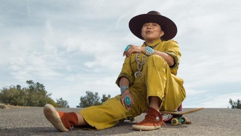 La joven logró cautivar con su imponente look arriba de una patineta y la rompe en redes.