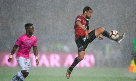 El volante paraguayo reconoció que desea quedarse en Colón, pero que desde el club aún no comenzaron a negociar su renovación de contrato. El volante paraguayo reconoció que desea quedarse en Colón, pero que desde el club aún no comenzaron a negociar su renovación de contrato.