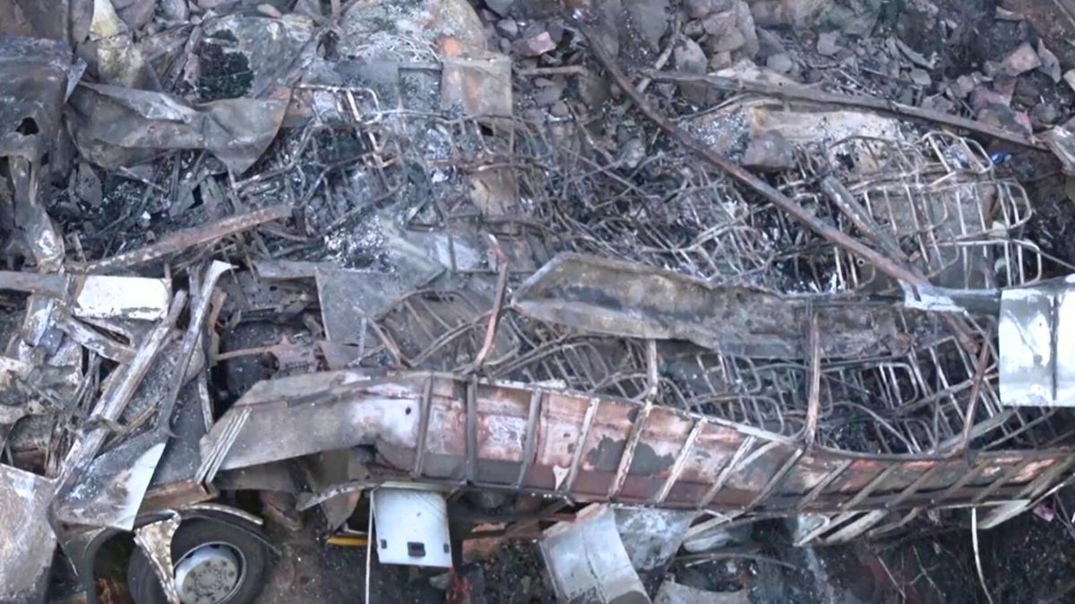 Tragedia en Sudáfrica: un colectivo cayó por un precipicio y murieron 45 personas. Solo sobrevivió un niño.