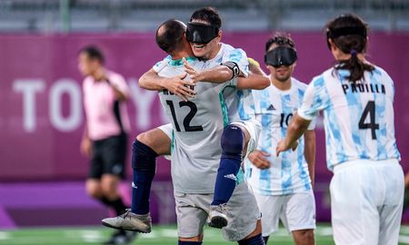 Los Murciélagos vencieron 2-0 a China con dos goles de Espinillo e irán por la de oro ante el ganador de Marruecos y Brasil. Los Murciélagos vencieron 2-0 a China con dos goles de Espinillo e irán por la de oro ante el ganador de Marruecos y Brasil.