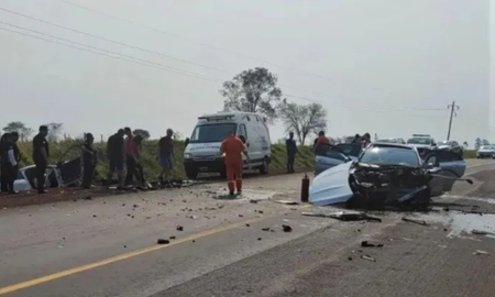 Dos jóvenes murieron y cuatro personas resultaron heridas en un choque frontal en Misiones. Dos jóvenes murieron y cuatro personas resultaron heridas en un choque frontal en Misiones.