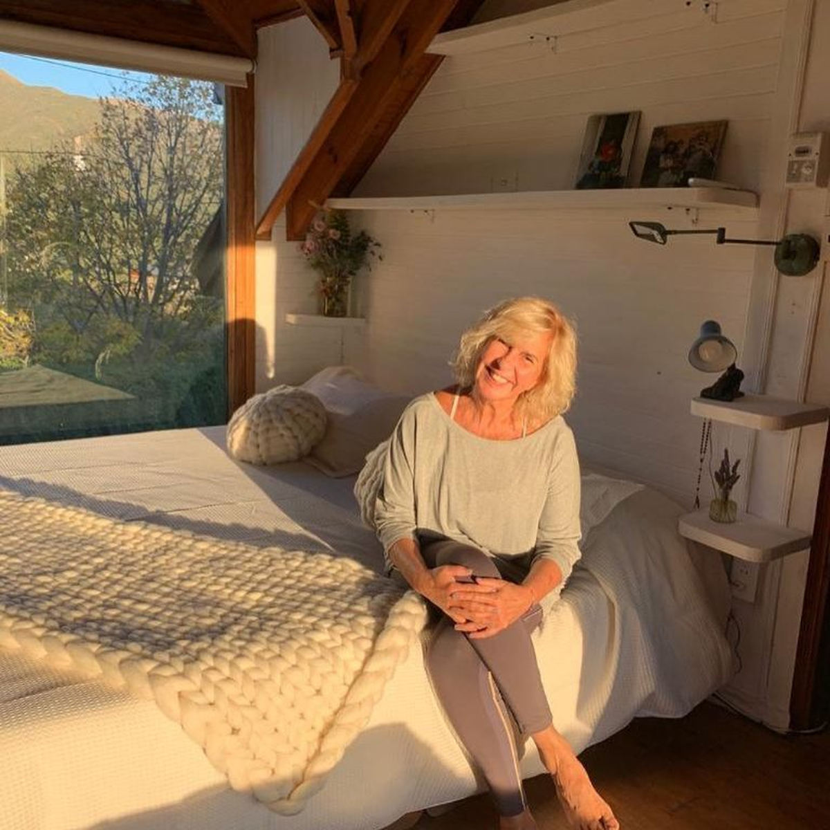 El dormitorio principal de Georgina Barbarossa cuenta con una hermosa vista.