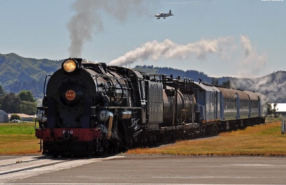 Los horarios de los vuelos –sobre todos los comerciales– tienen prioridad y, la torre de control del aeropuerto, cuenta con información precisa sobre la cercanía de un tren con el cruce de la pista para transmitírsela a las distintas tripulaciones y pilotos al mando de aeronaves privadas (foto). Los horarios de los vuelos –sobre todos los comerciales– tienen prioridad y, la torre de control del aeropuerto, cuenta con información precisa sobre la cercanía de un tren con el cruce de la pista para transmitírsela a las distintas tripulaciones y pilotos al mando de aeronaves privadas (foto).