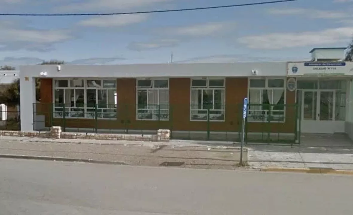 Un hombre fue denunciado por golpear a dos compañeras de su hija en un colegio de la provincia de Chubut