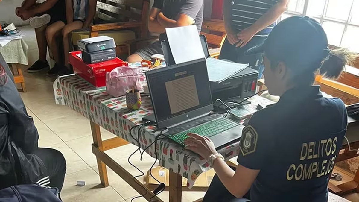 El área de Delitos Complejos de la Policía Bonaerense, parte de los procedimientos. El área de Delitos Complejos de la Policía Bonaerense, parte de los procedimientos. 