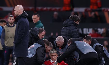 Lisandro Martínez se lesionó este jueves durante el empate entre Manchester United y Sevilla, por la Europa League. Lisandro Martínez se lesionó este jueves durante el empate entre Manchester United y Sevilla, por la Europa League.