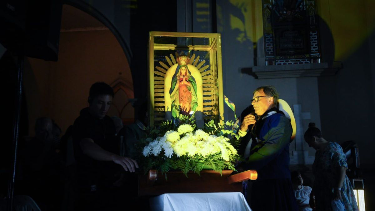 La imagen de la Virgen de Guadalupe en el escenario prinicipal. La imagen de la Virgen de Guadalupe en el escenario prinicipal.