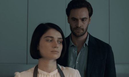 Una miniserie británica que combina drama, suspenso y erotismo en seis episodios intensos. Una miniserie británica que combina drama, suspenso y erotismo en seis episodios intensos.