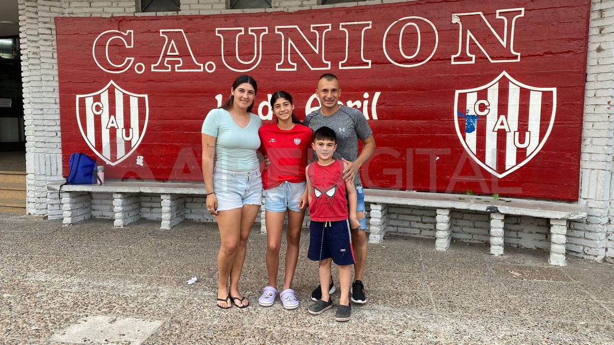 Janna junto a familiares, en la puerta del club Unión, al que llegó en marzo, y meses después le llegó la citación para representar a su país. Janna junto a familiares, en la puerta del club Unión, al que llegó en marzo, y meses después le llegó la citación para representar a su país.