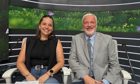 Agustina Smith y Héctor Sosa visitaron los estudios de AIRE para comentar las virtudes de la Tecnicatura Superior en Visitador Médico. Agustina Smith y Héctor Sosa visitaron los estudios de AIRE para comentar las virtudes de la Tecnicatura Superior en Visitador Médico.